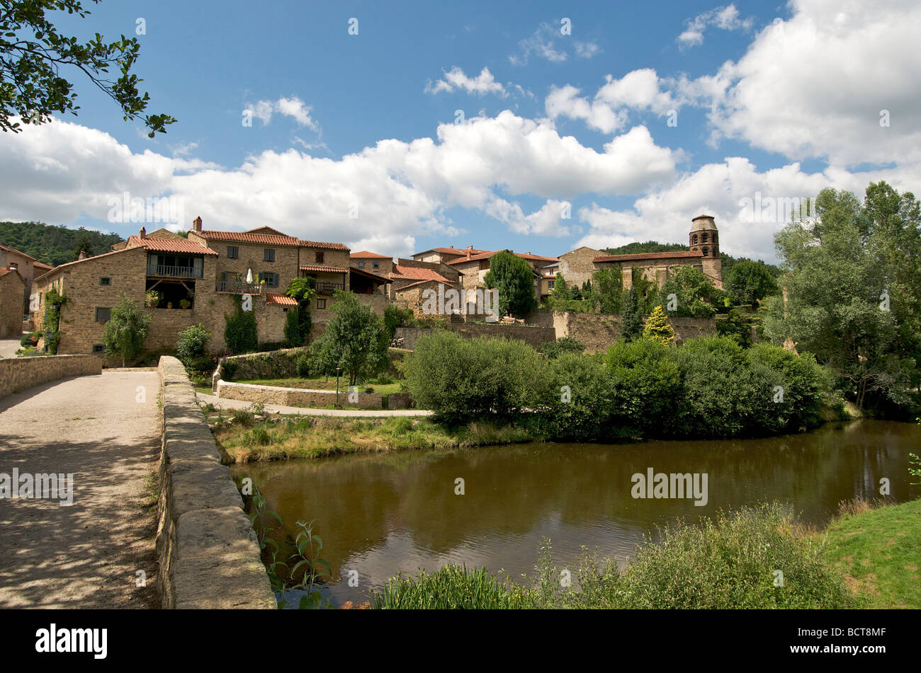 Lavaudieu village et l'abbaye romane de Saint André, la tour de la rivière Senouire, Haute loire, Auvergne, France Banque D'Images