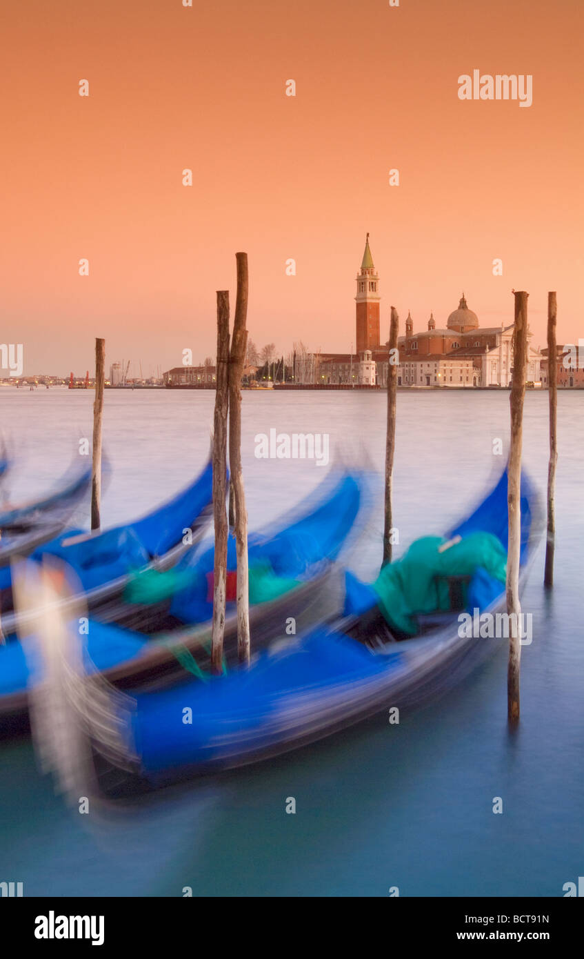 Les gondoles de Venise Bacino di San Marco Italie Europe de l'UE Banque D'Images