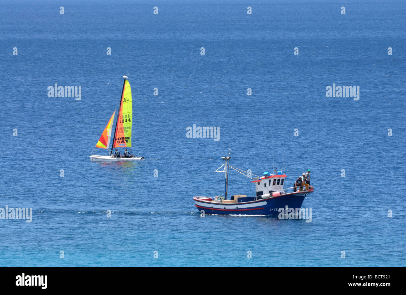 Bateau de pêche et de yacht à voile. Île des Canaries Fuerteventura, Espagne Banque D'Images