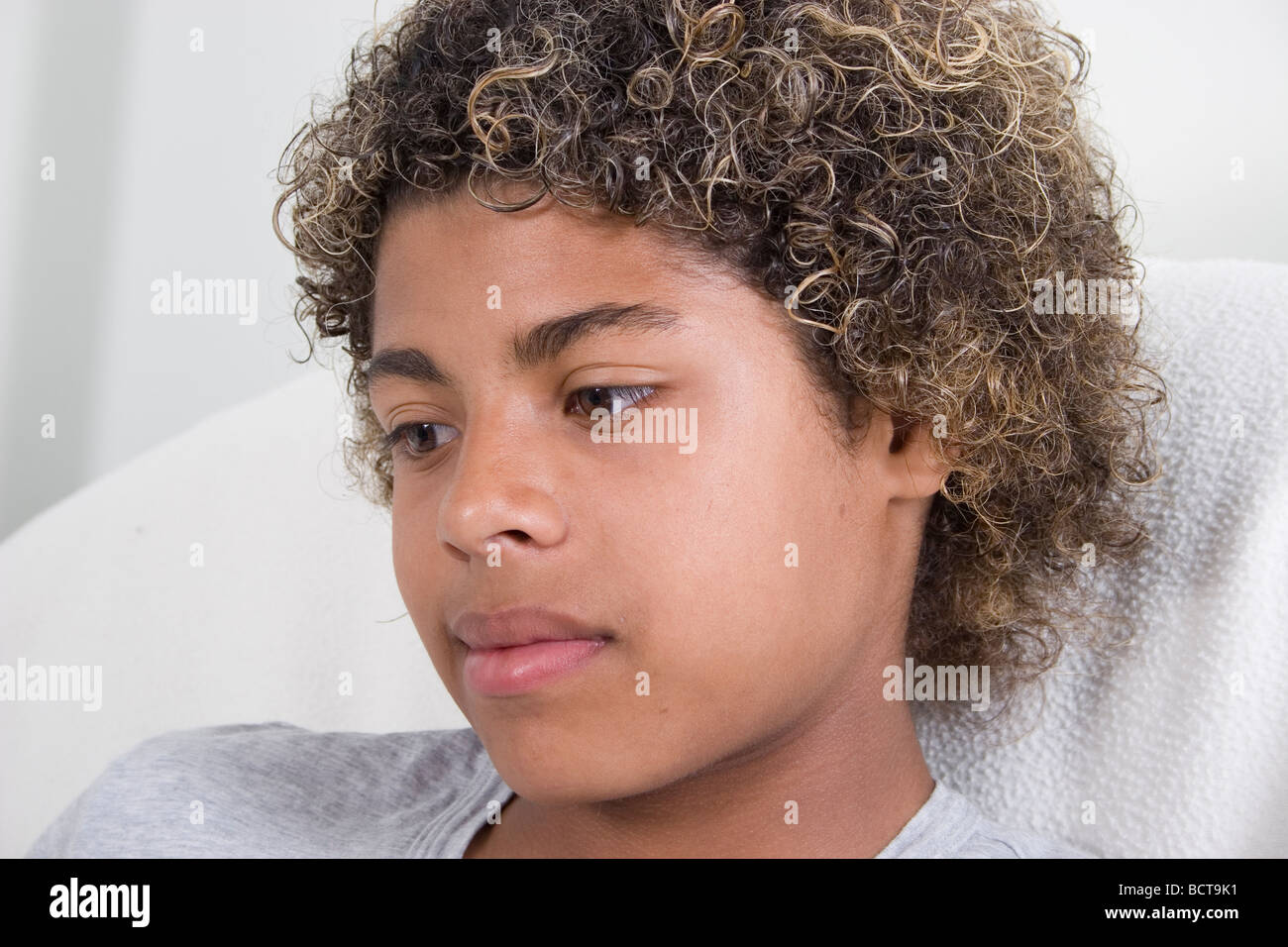 Moody teenage mixed race boy noir Banque D'Images