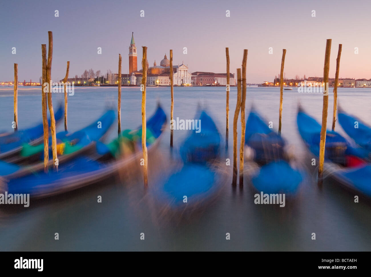 Les gondoles de Venise la nuit amarrés dans le bassin de San Marco, le bassin de Saint-Marc, le bord de l'eau, Venise, Italie, Europe, UNION EUROPÉENNE Banque D'Images