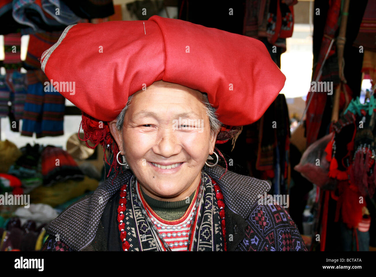 La minorité Hmong rouge femme en marché, SAPA, Vietnam du Nord Banque D'Images