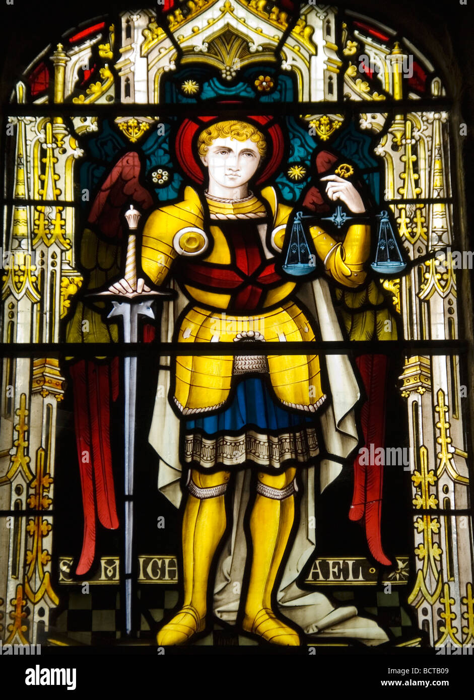 L'Archange Michael représenté sur le vitrail de l'église de l'évêque à l'Eaton Herefordshire Banque D'Images