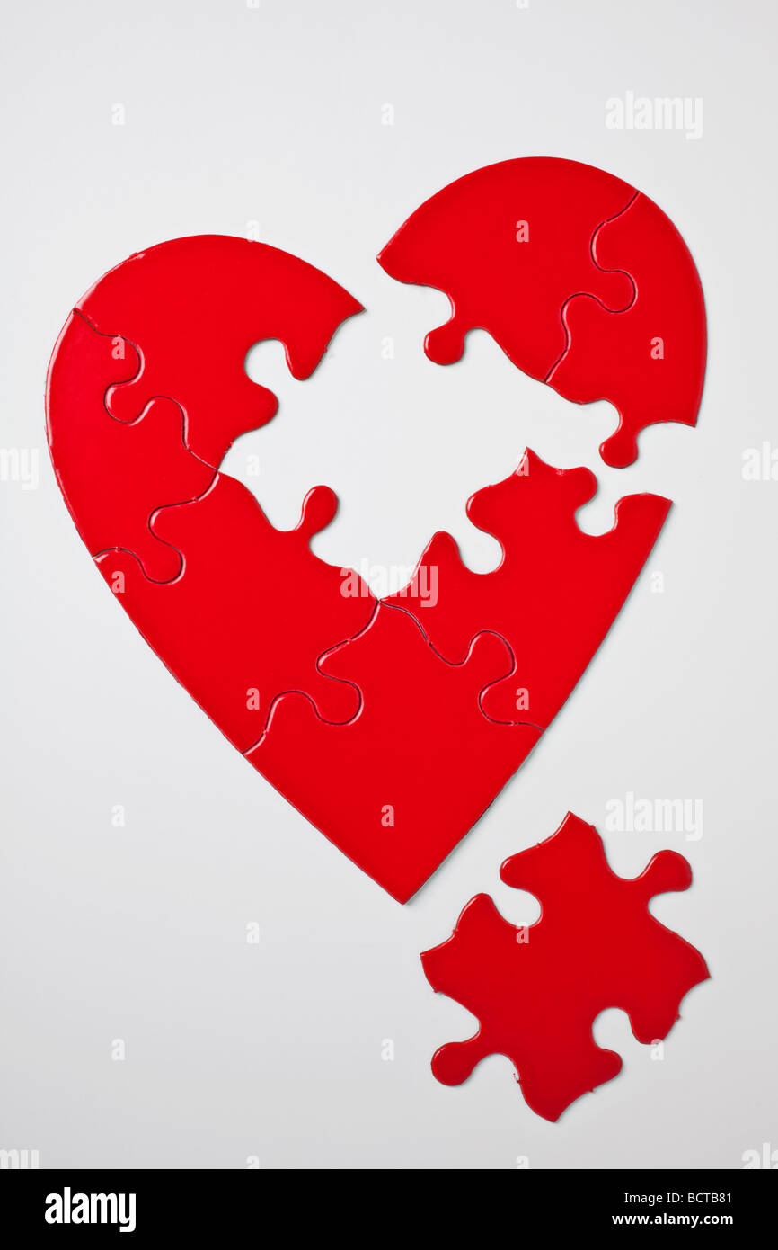 Puzzle coeur rouge sur fond blanc Banque D'Images