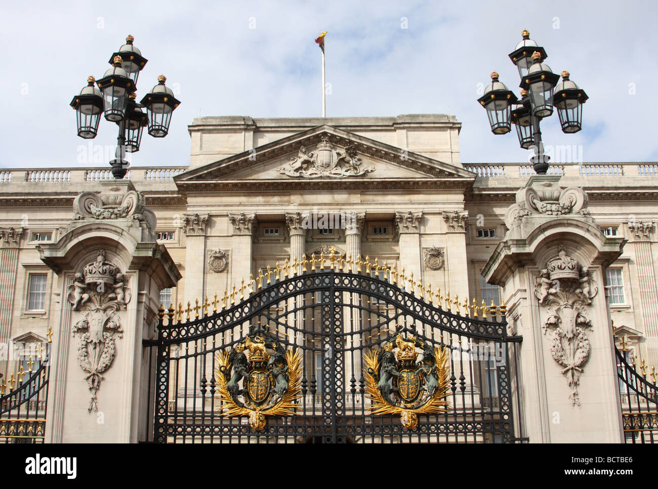 Buckingham Palace, Londres. La résidence officielle de la reine Elizabeth II avec flag flying pour signifier le monarque est en résidence Banque D'Images