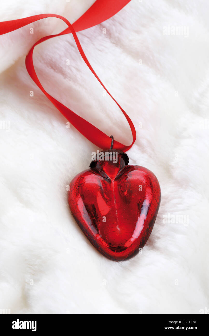 En forme de coeur rouge décoration de Noël sur la couverture de fourrure Banque D'Images