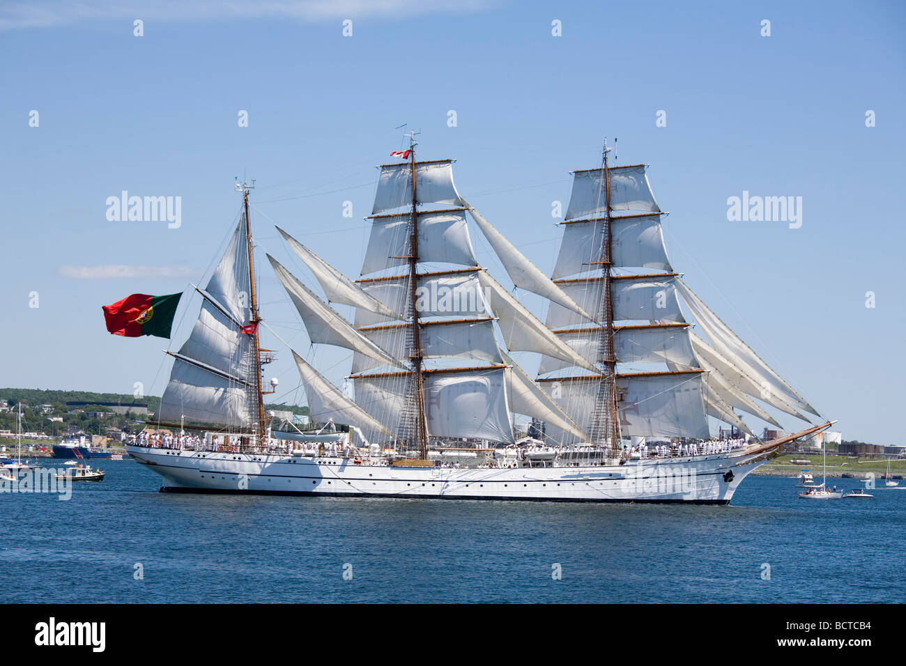 La Sagres voiles le long du côté de Dartmouth Halifax Harbour au cours de la voile passé dans le Nova Scotia Tall Ships Festival 2009. Banque D'Images La Sagres voiles le long du côté de Dartmouth Halifax Harbour au cours de la voile passé dans le Nova Scotia Tall Ships Festival 2009. Banque D'Images