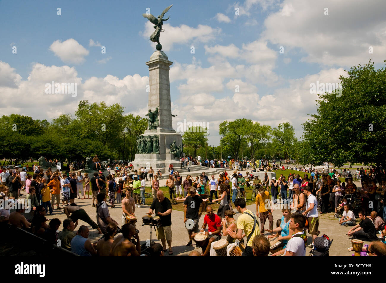 Des personnes jouant dans les tam tams parc Jeanne-Mance Montréal Québec Canada Banque D'Images