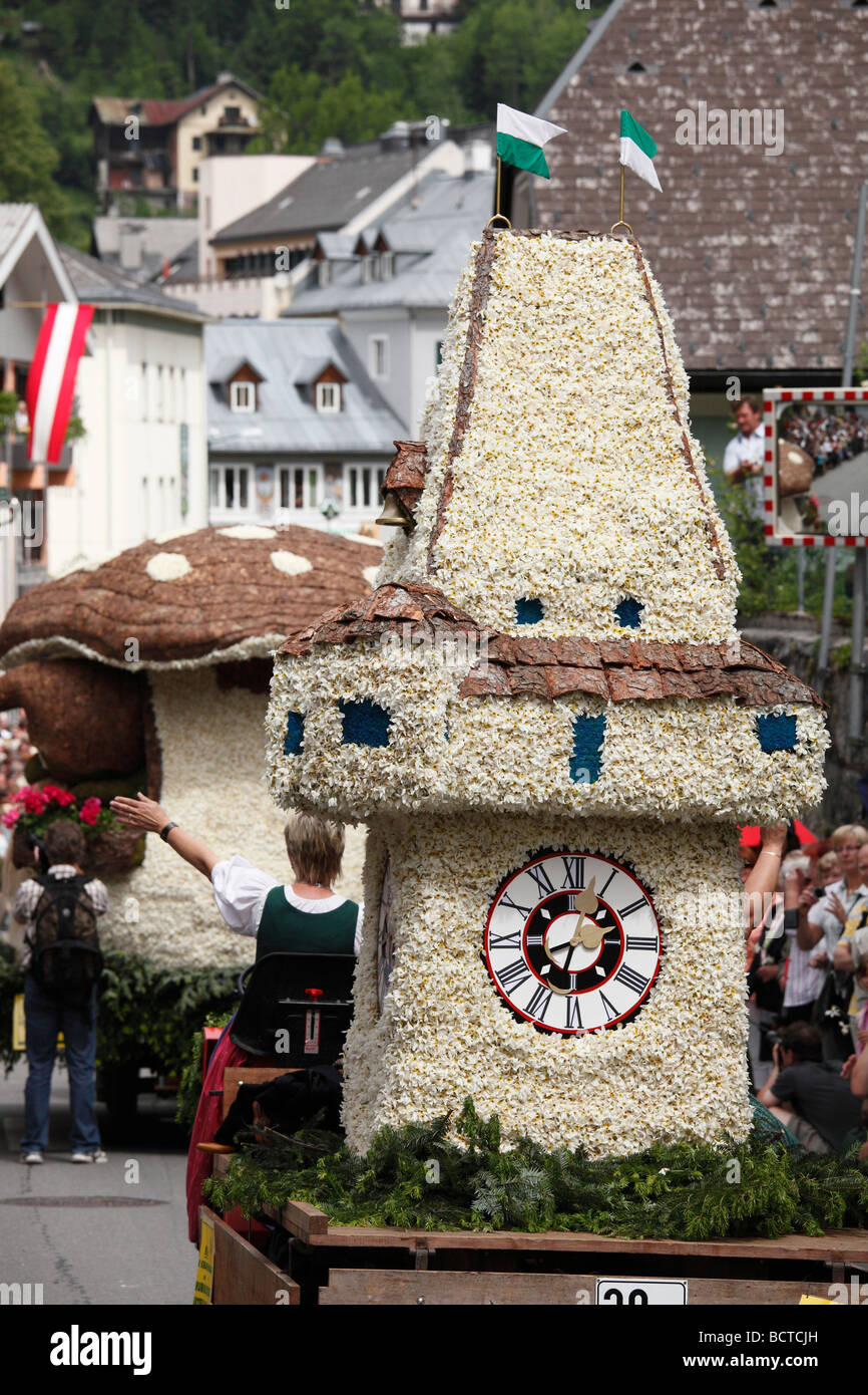 Tour de l'horloge de Graz, défilé de voitures avec des personnages de jonquilles, narcisses Narzissenfest Festival à Bad Aussee, Ausseer Land, Salz Banque D'Images