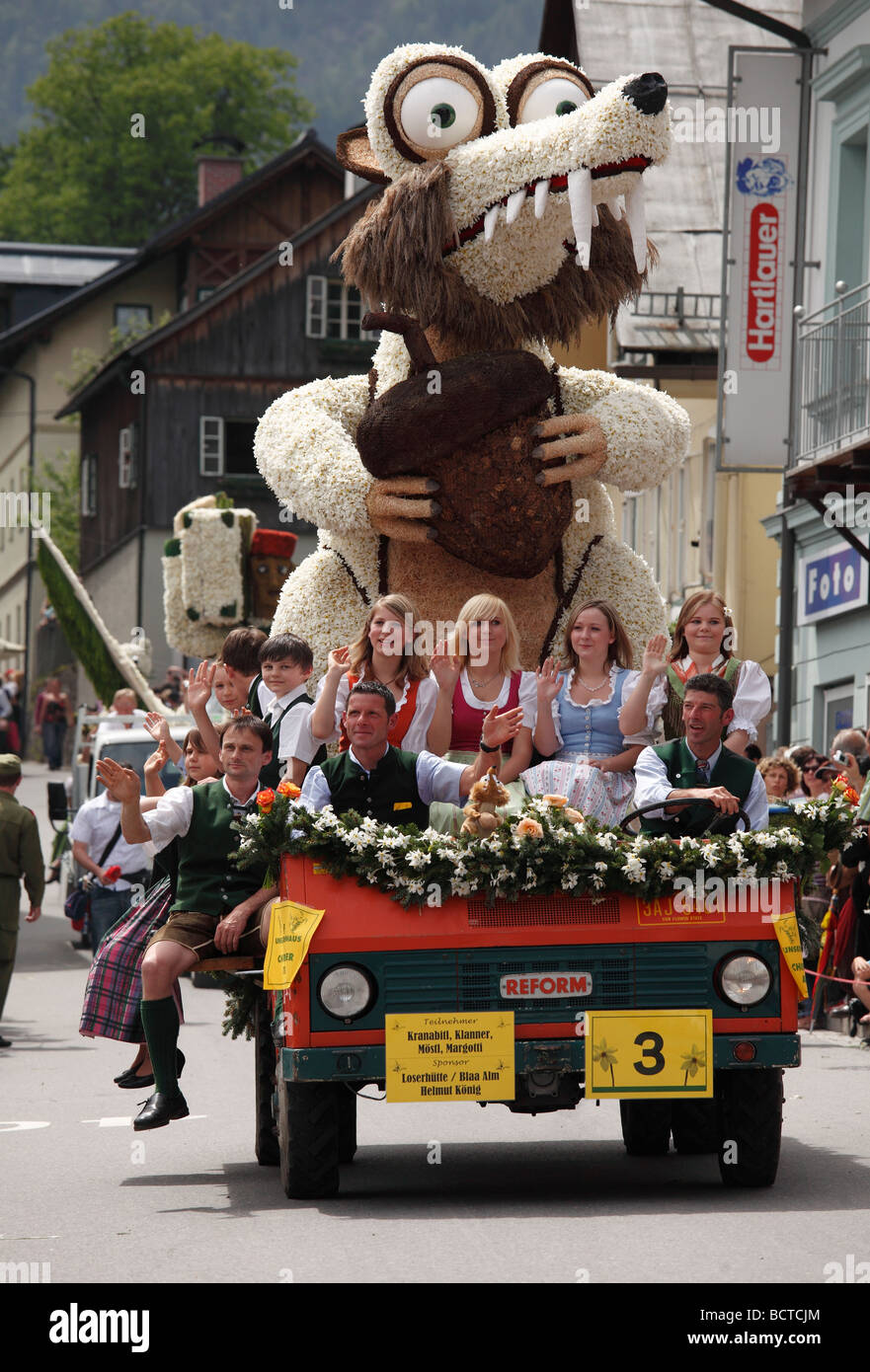 'Saber' écureuil à dents, défilé de voitures avec des personnages de jonquilles, narcisses Narzissenfest Festival à Bad Aussee, Ausseer Land Banque D'Images