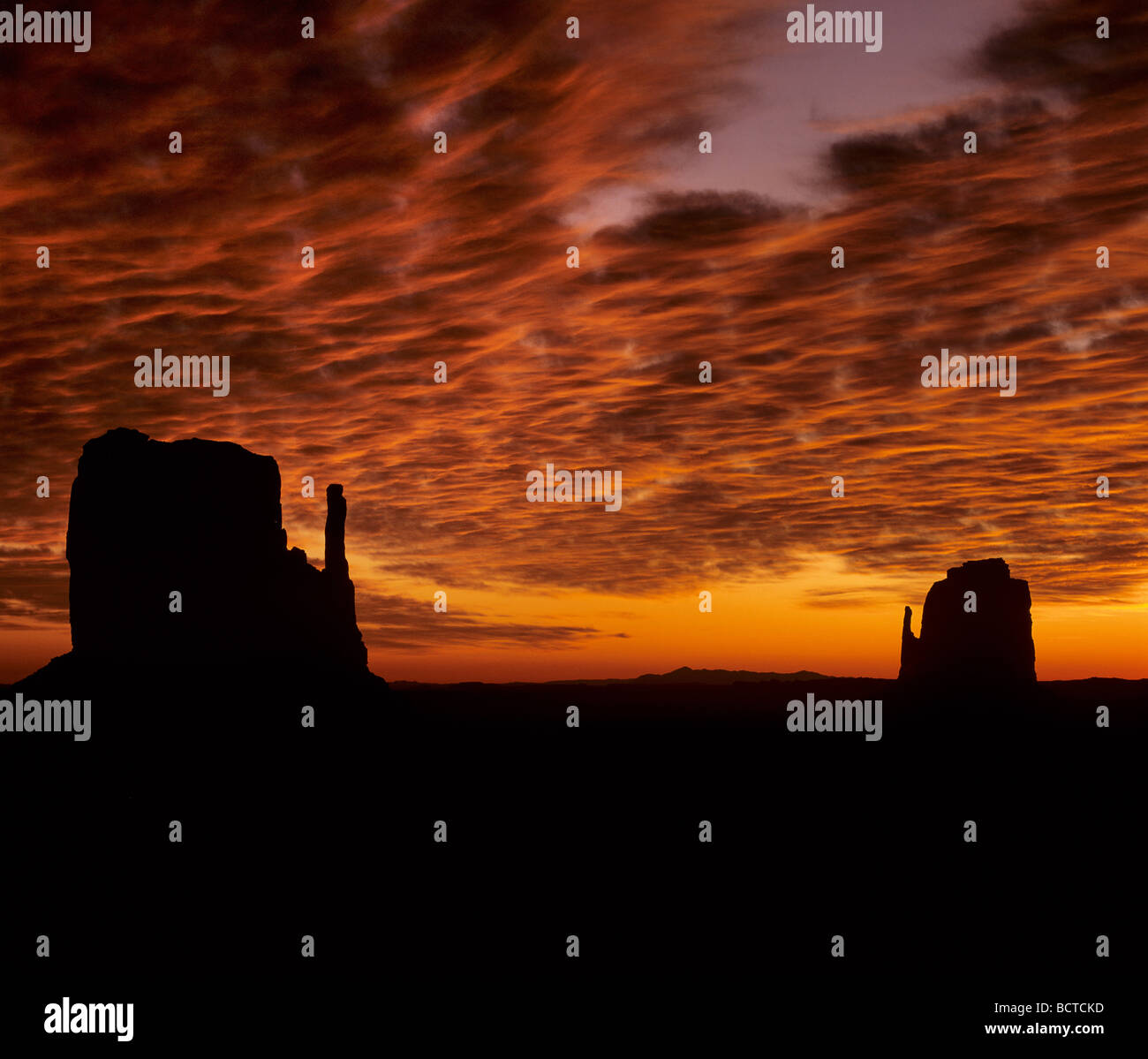 Le crépuscule des dieux, coucher de soleil, Monument Valley, Navajo Nation Réservation, Plateau du Colorado, Arizona, USA Banque D'Images