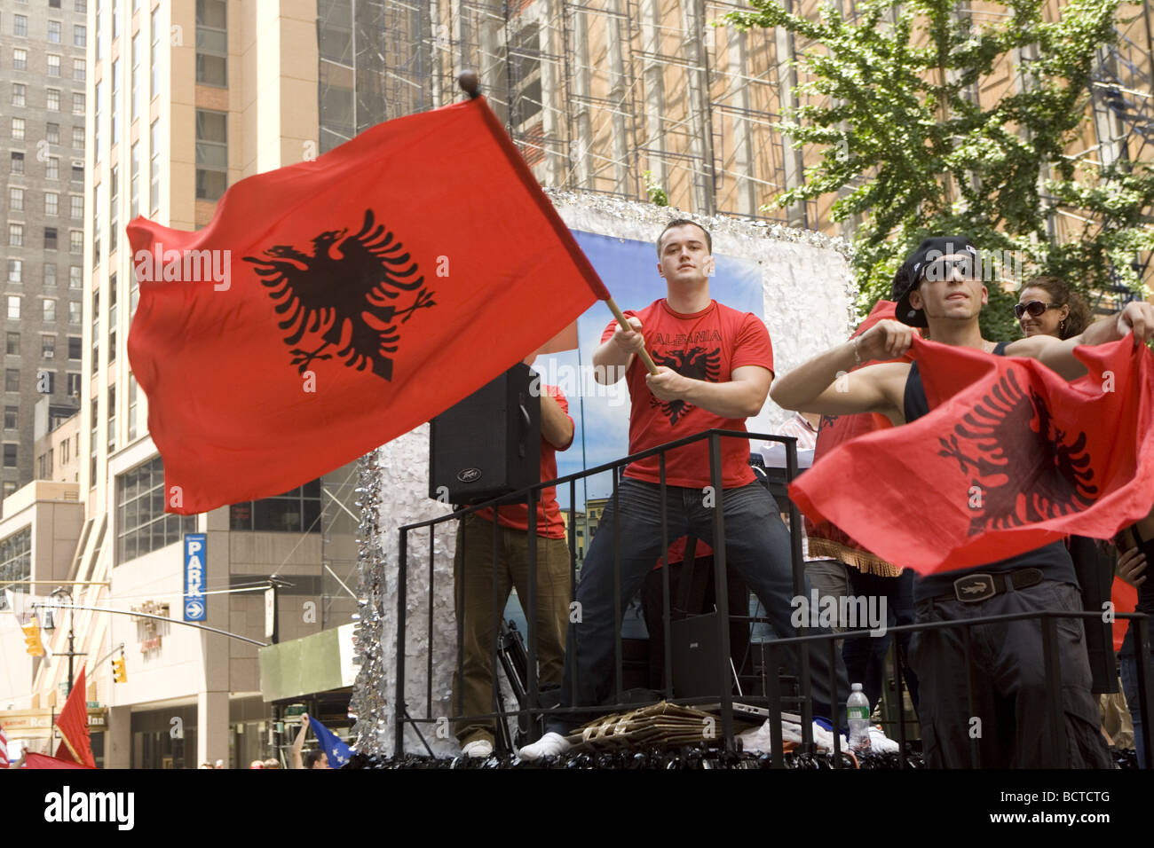 2009 immigrants internationaux NYC Défilé fiers américains albanais dans la parade Banque D'Images