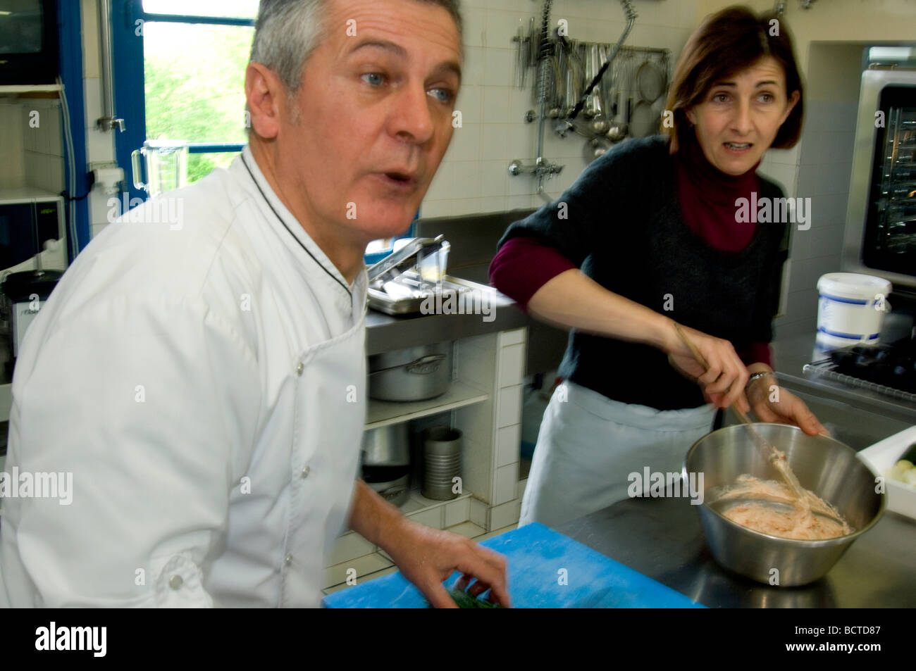 Chef Jacques Ratier et son épouse Noelle au travail dans l'kithcen de leur restaurant La Receration dans Les Arques France Banque D'Images