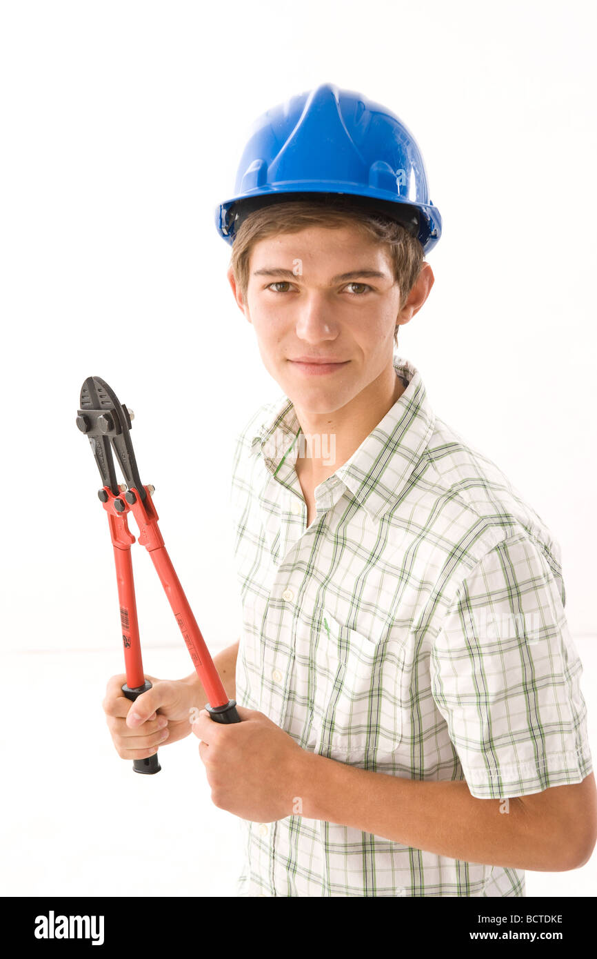 Stagiaire portent un casque et tenant une paire de pinces Banque D'Images