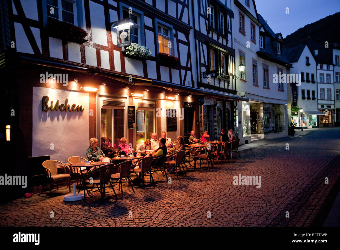 Les touristes assis dans la nuit dans le restaurant de la Hebegasse lane, Bernkastel-Kues, Moselle, Rhénanie-Palatinat, Allemagne, Banque D'Images