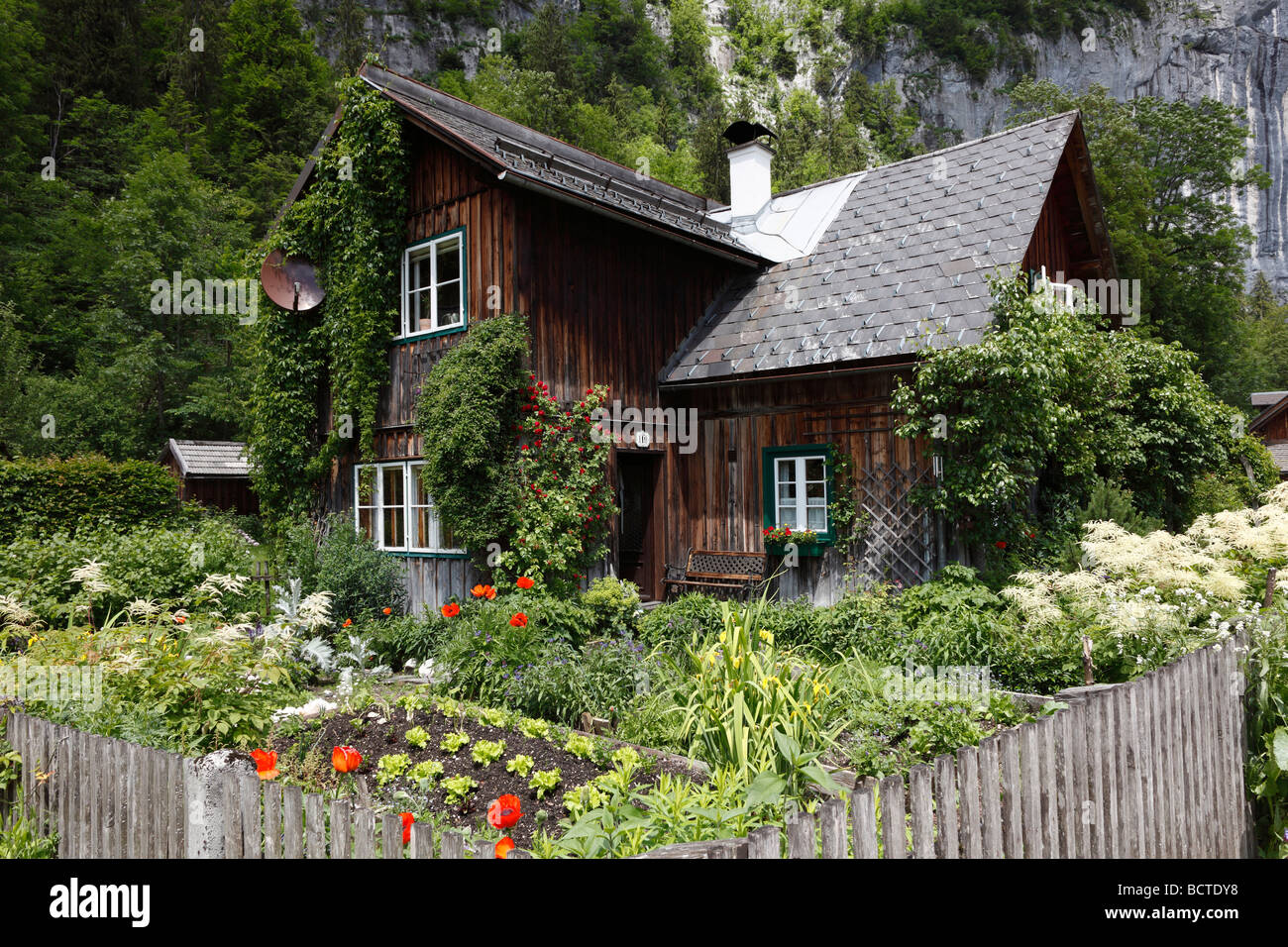 Maison traditionnelle en bois dans Goessl sur le lac Grundlsee, Ausseer Land, région du Salzkammergut, Styrie, Autriche, Europe Banque D'Images
