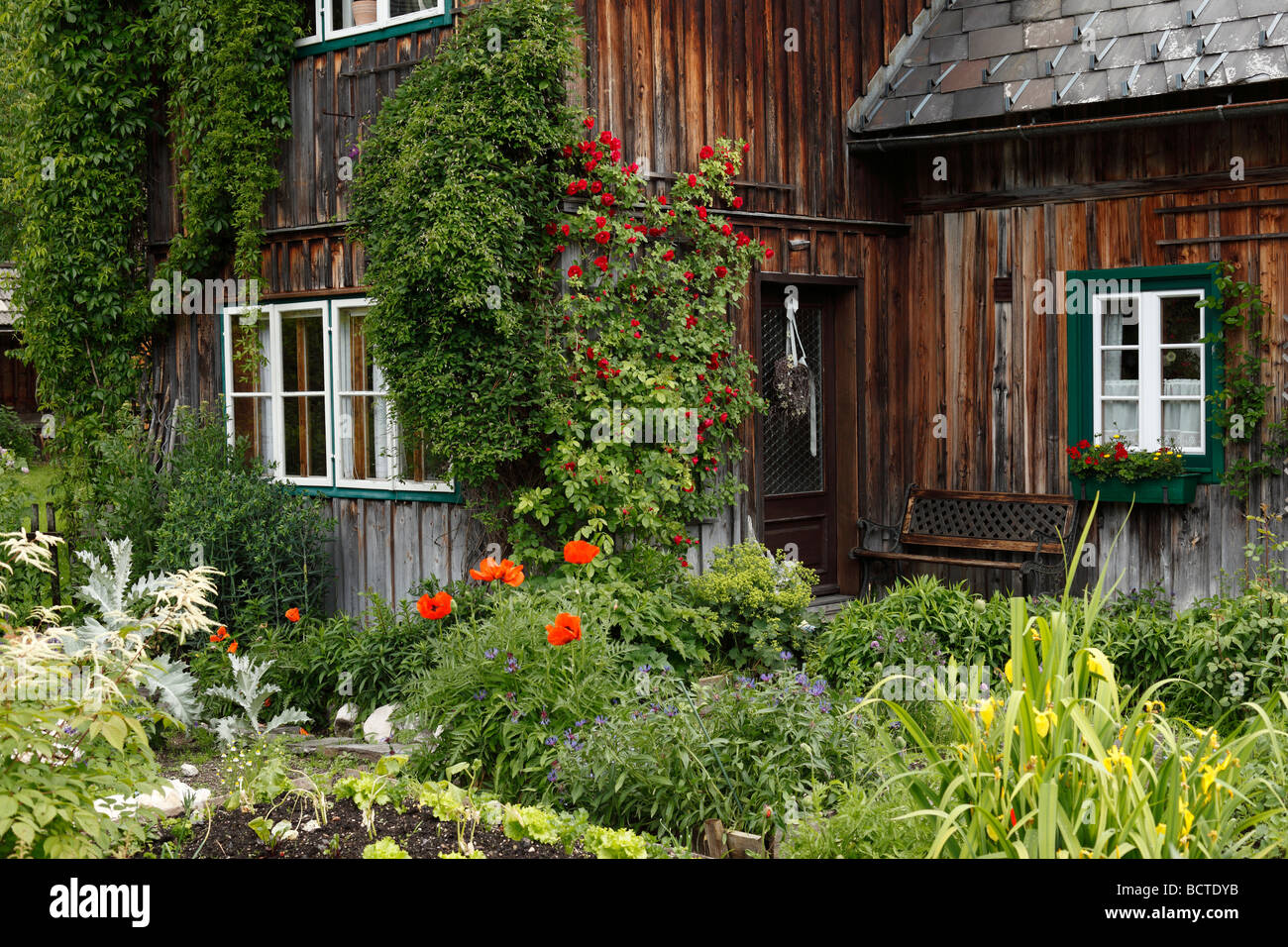 Maison traditionnelle en bois dans Goessl sur le lac Grundlsee, Ausseer Land, région du Salzkammergut, Styrie, Autriche, Europe Banque D'Images