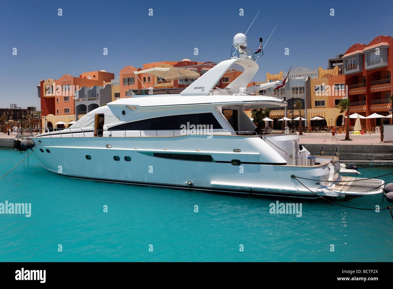 Yacht privé devant les maisons dans la marina, Hurghada, Egypte, Mer Rouge, Afrique Banque D'Images