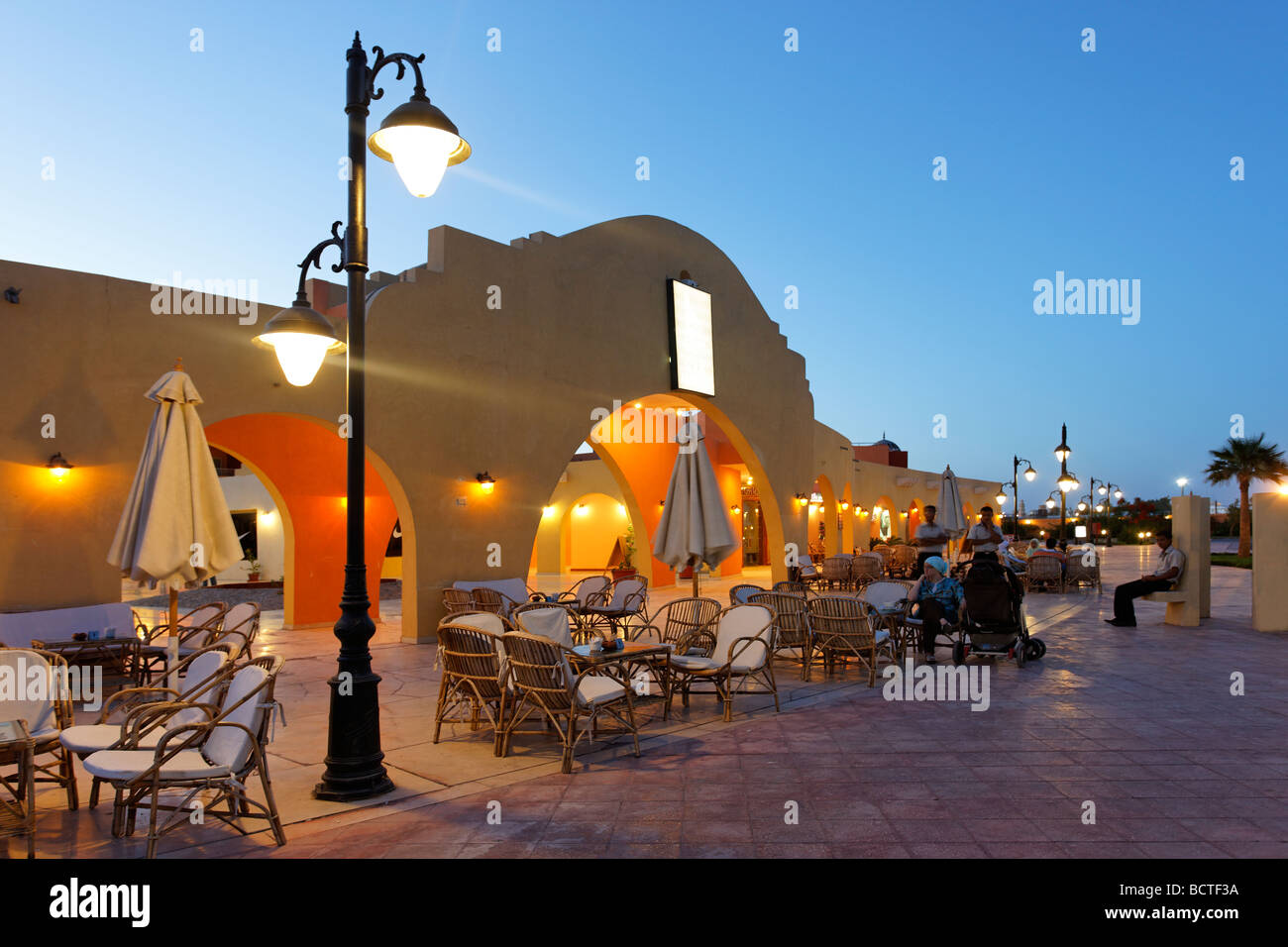 Bar lumineux avec lampe de rue, soir, Arch, l'entrée au marché traditionnel, Souk, Marina, Hurghada, Egypte, Mer Rouge, Afrique Banque D'Images