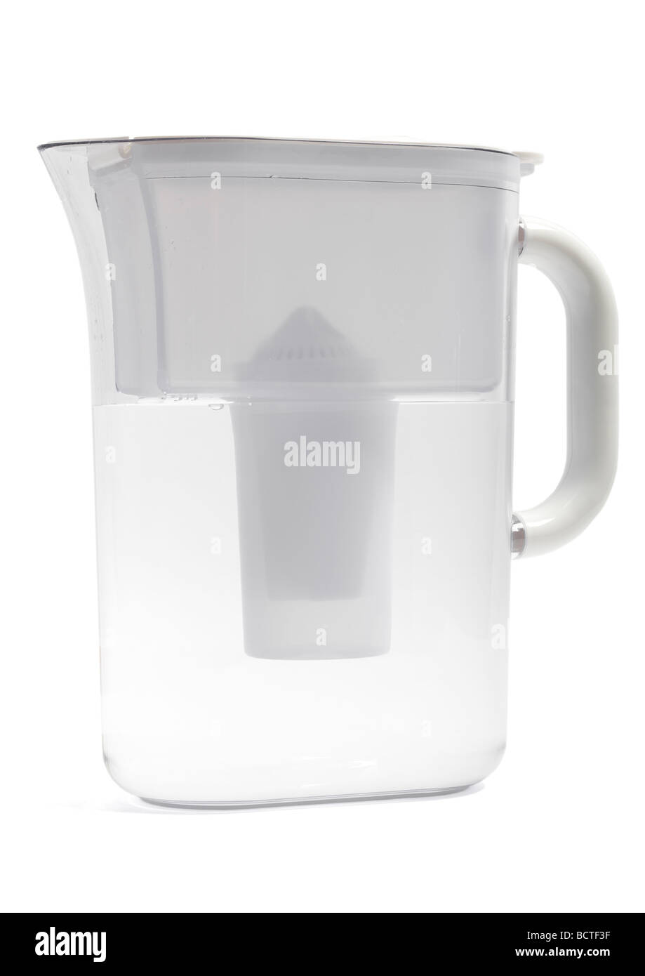 Filtre à eau verseuse sur fond blanc Banque D'Images