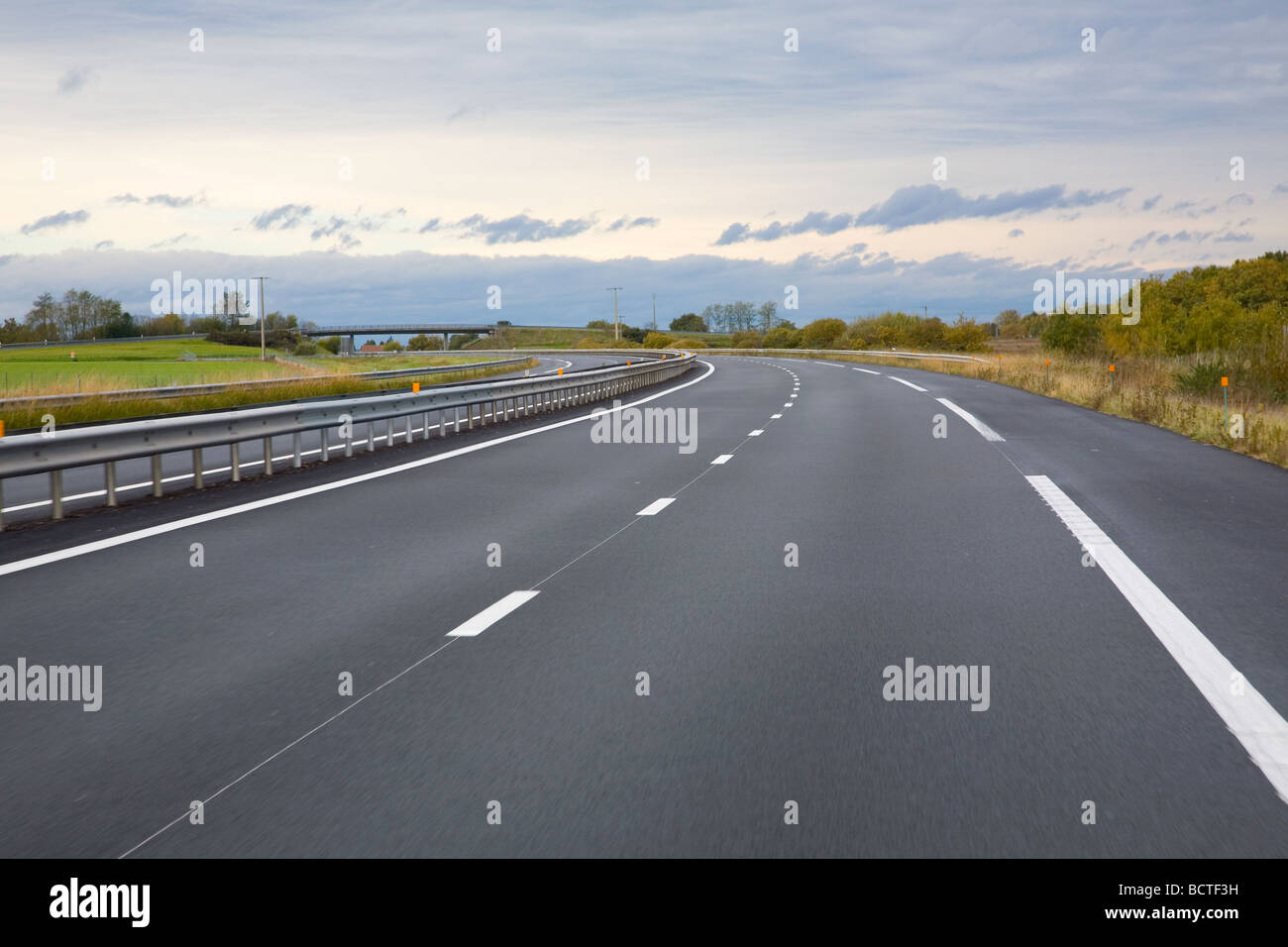 Autoroute vide en Europe à partir d'une voiture en mouvement Banque D'Images
