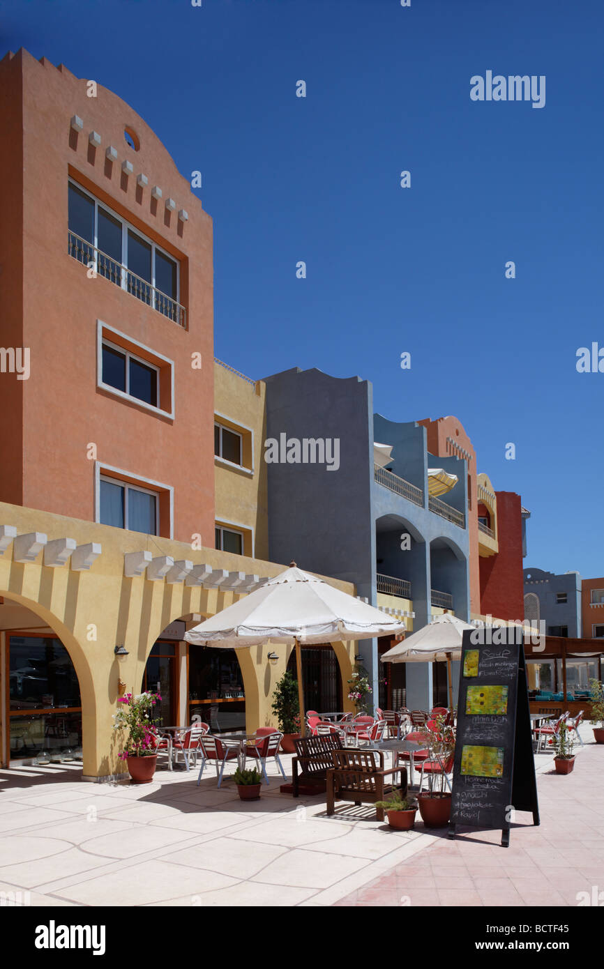 Restaurant en plein air, des parasols, Marina, Hurghada, Egypte, Mer Rouge, Afrique Banque D'Images