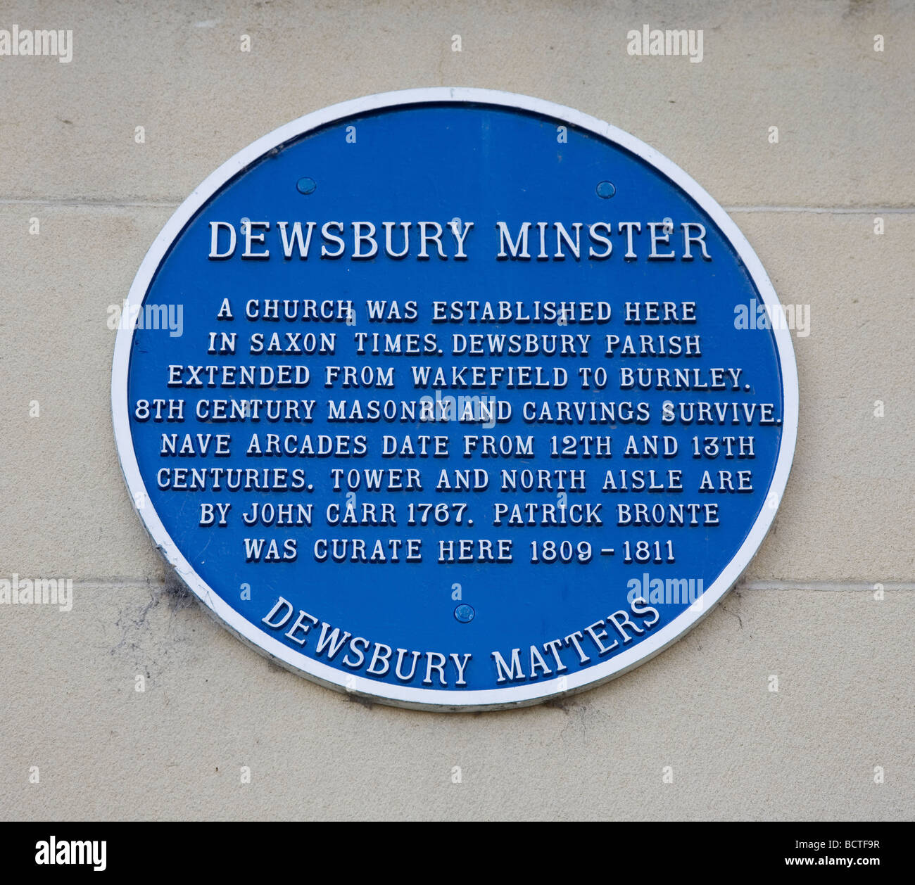 Blue Plaque d'information à l'extérieur de Dewsbury Minster, lit, Patrick Bronte a été vicaire à la Cathédrale de 1809-1811 Banque D'Images