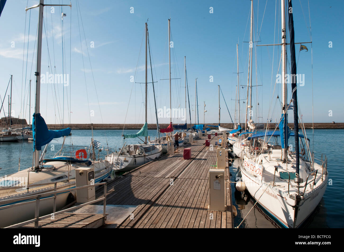 Yachts amarrés sur le ponton de la port vénitien de La Canée, Crète, Grèce. Banque D'Images