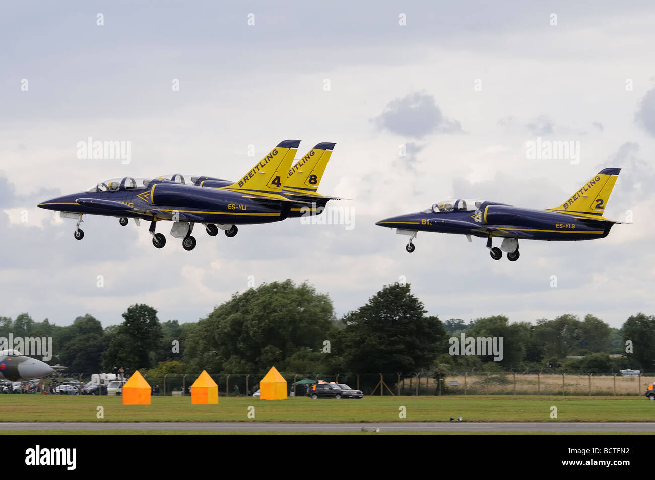 Le Breitling Jet team dans leur l'Albatros L-39 décoller dans des groupes de 3 prêts pour leur affichage à la voltige 2009 RIAT Banque D'Images