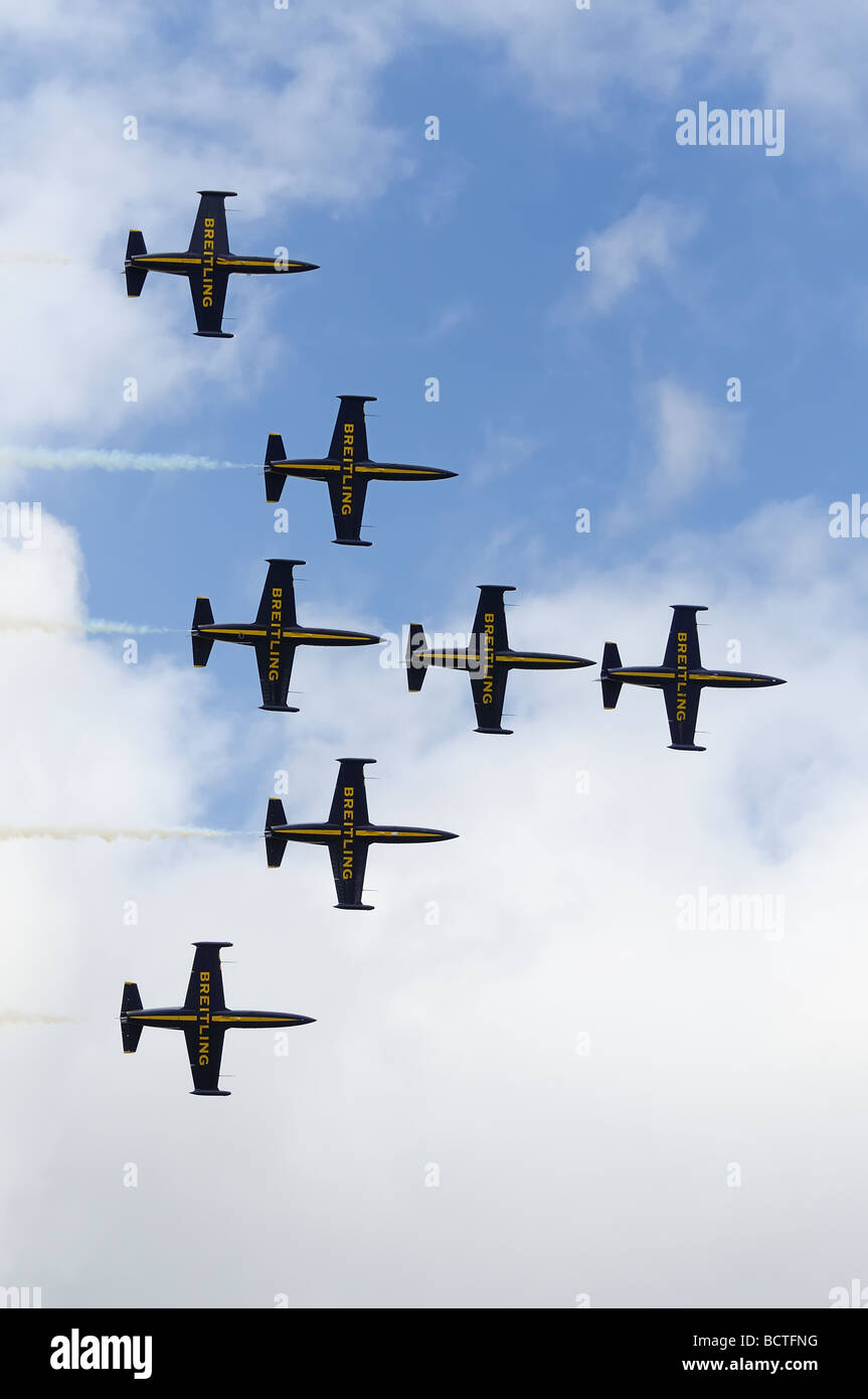 Le Breitling Jet team dans leur Albatros L-39C jet démontrer leurs formateurs formation Blackbird au 2009 RIAT Banque D'Images