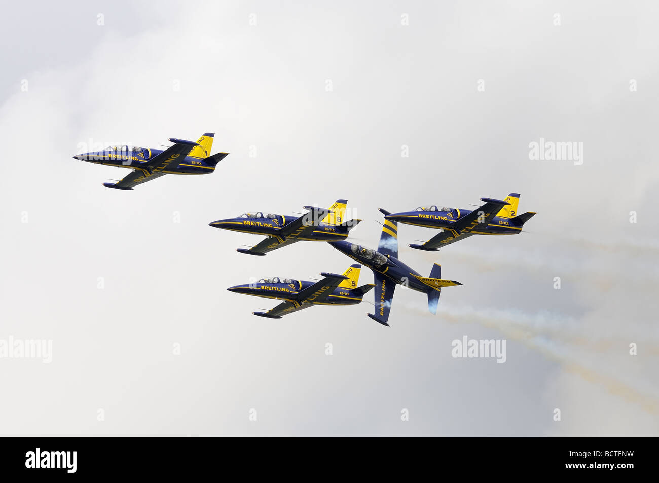 Le Breitling Jet Team effectuer leur rouleau Apache la manœuvre de la 2009RIAT Royal International Air Tattoo, RAF Fairford, Angleterre Banque D'Images