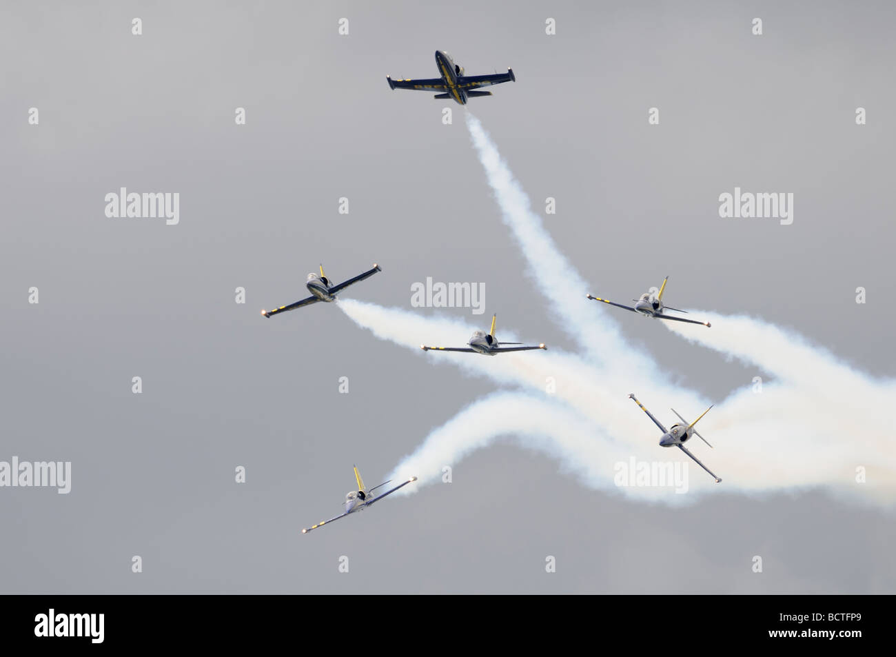 Le Breitling Jet Team équipe de voltige aérienne civile afficher en utilisant des avions à lancer leur dernière manœuvre ou eclatement dernière Banque D'Images