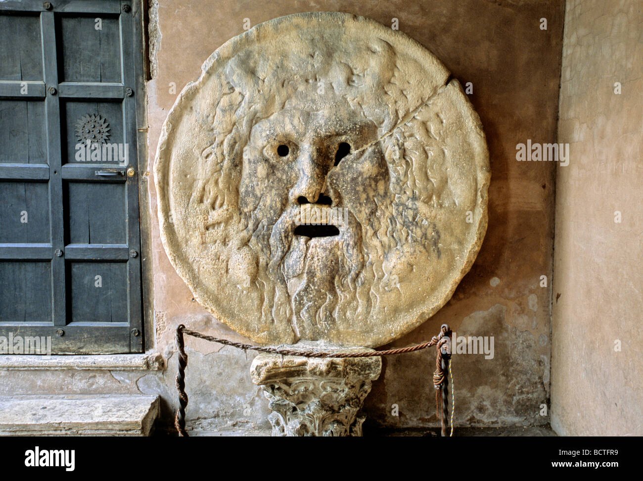 Masque en pierre d'un dieu de la rivière, de la bouche de la vérité, la Bocca della Verità, Basilique de S. Maria in Cosmedin, Rome, Latium, Italie, Europe Banque D'Images