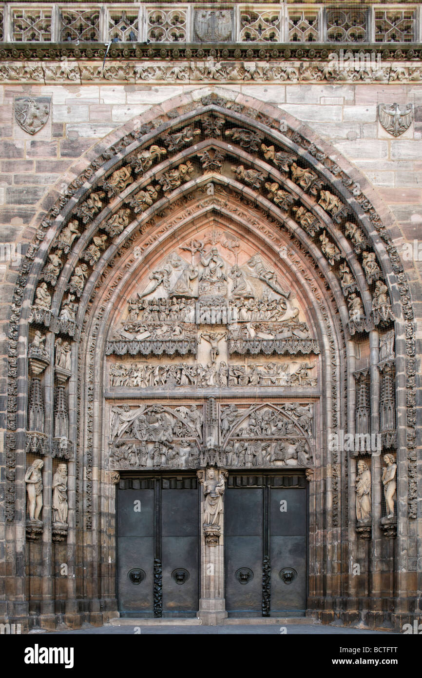 Porte, portail, gothique, église gothique Saint Lorenz, construit à partir de 1250, sur la vieille ville, Nuremberg, Middle-Franconia, Franconia, Allemagne E Banque D'Images
