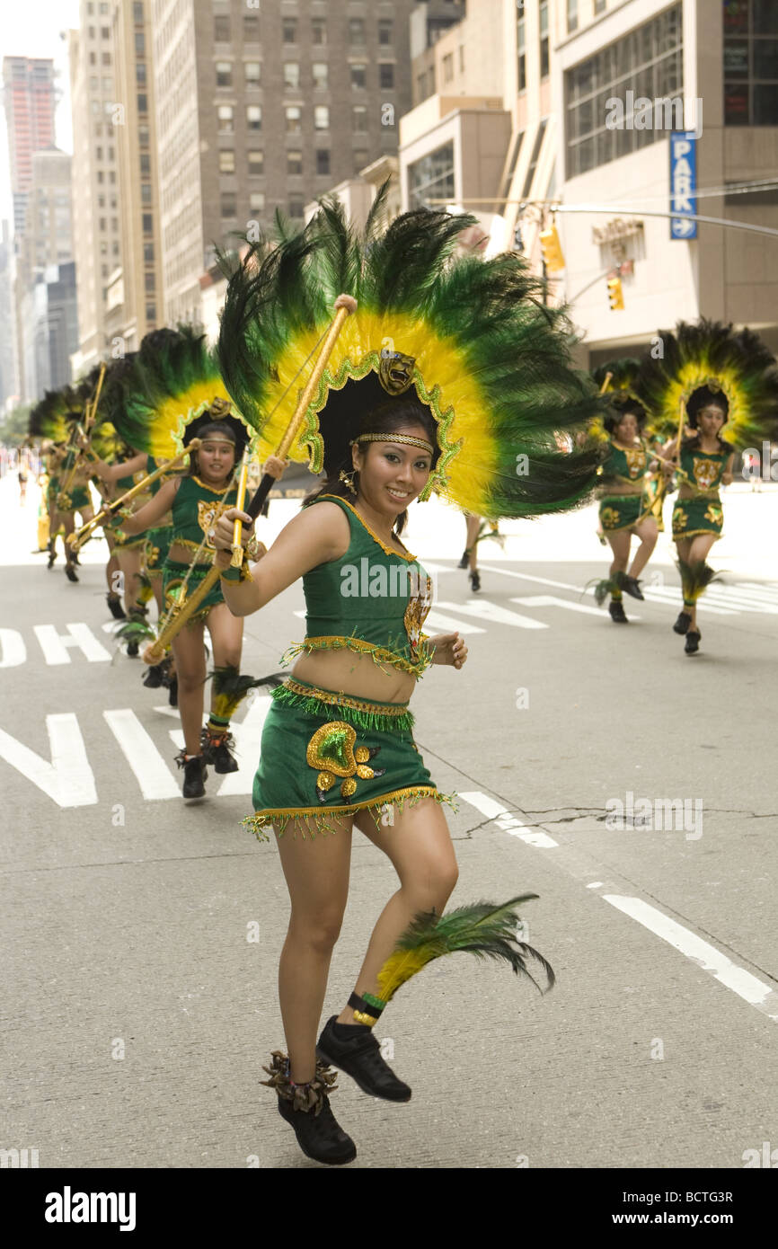 2009 immigrants internationaux NYC défilé de danseurs costumés représentent des Américains d'origine mexicaine Banque D'Images