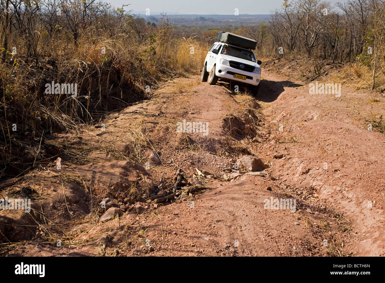 Véhicule tout-terrain sur une route de terre en Zambie, l'Afrique Banque D'Images