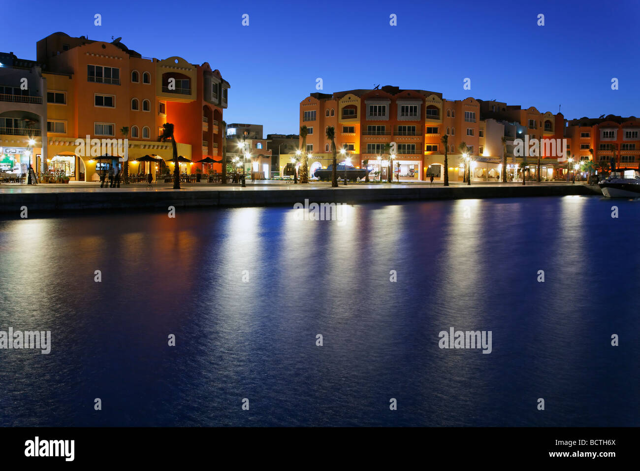 Maisons illuminées avec des restaurants à Marina, Hurghada, Egypte, Mer Rouge, Afrique Banque D'Images