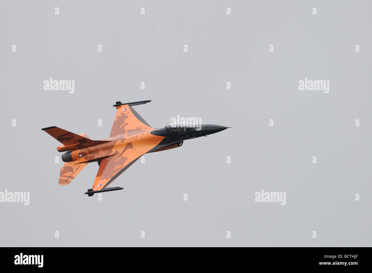 Force aérienne néerlandaise Koninklijke Luchtmacht F-16 Fighter Jet dans "une mission" Schéma de peinture orange. Banque D'Images