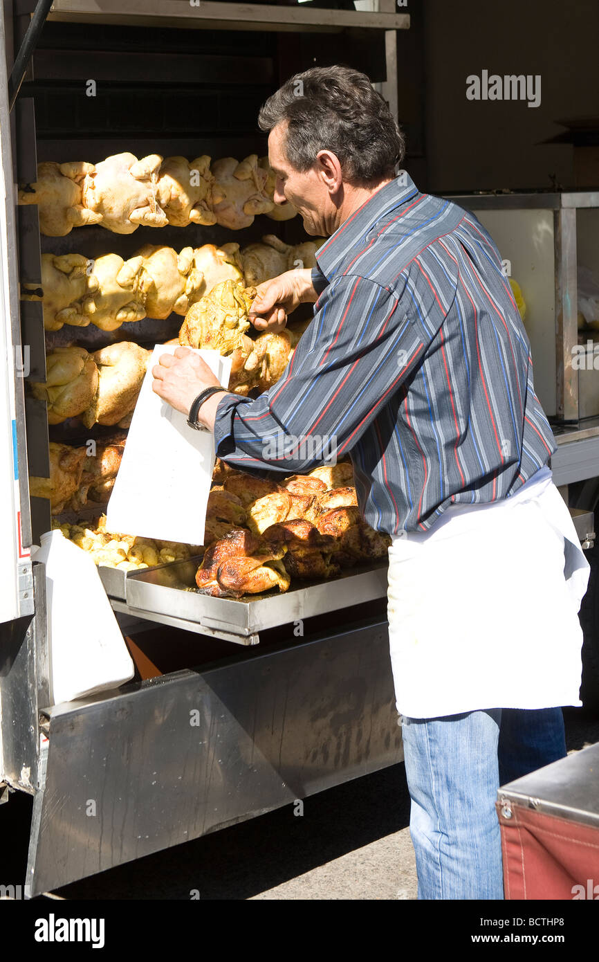 Poulet rôti en vendeur Marché français Banque D'Images