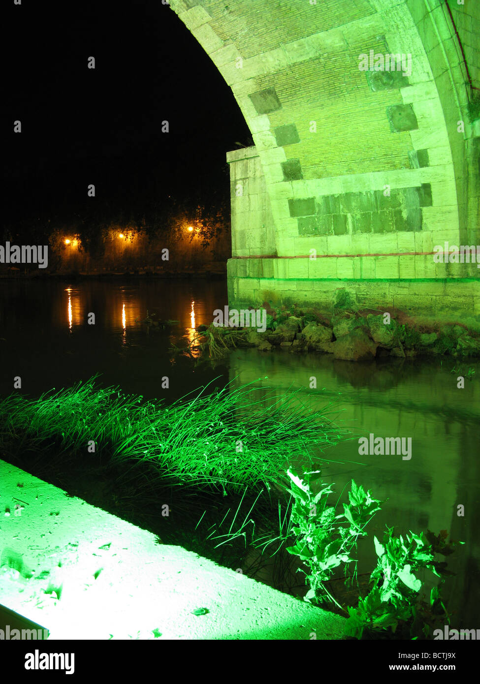 Pont Ponte Sisto éclairés la nuit, Rome Banque D'Images