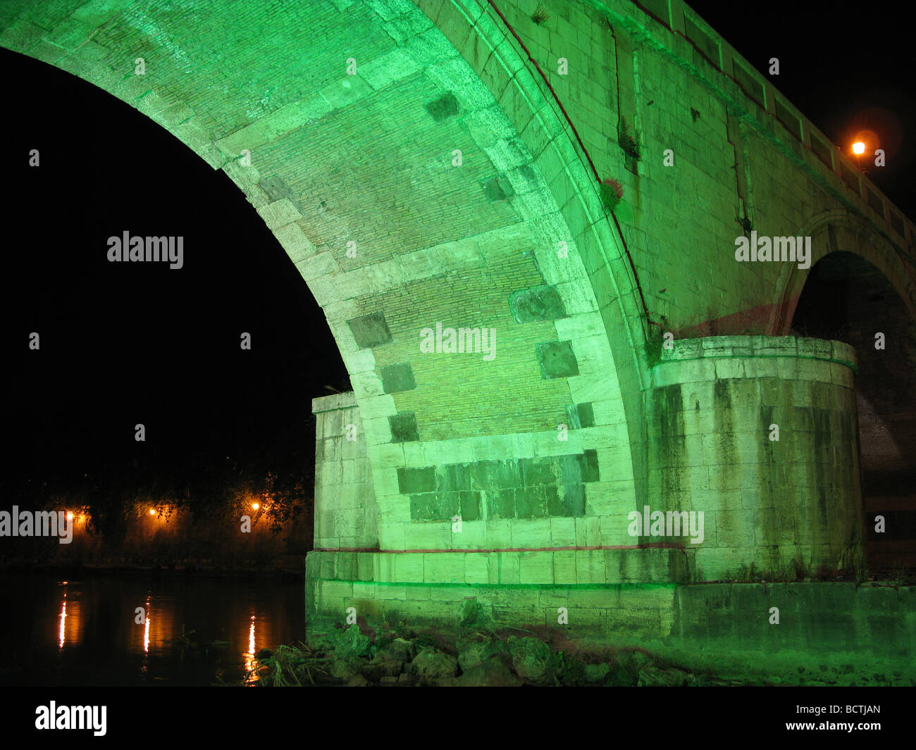 Pont Ponte Sisto éclairés la nuit, Rome Banque D'Images
