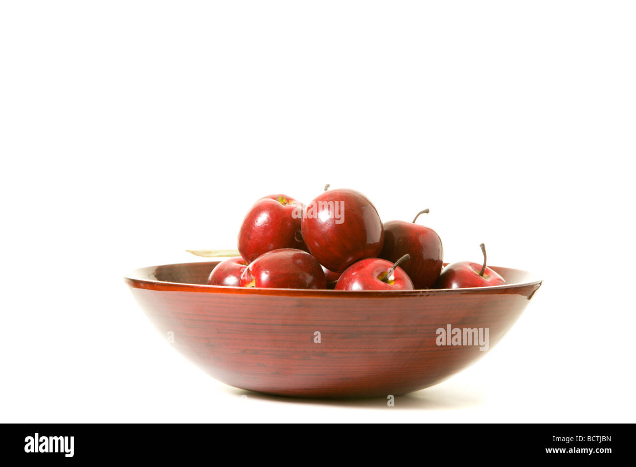 Pommes rouges frais dans un bol en bois Banque D'Images