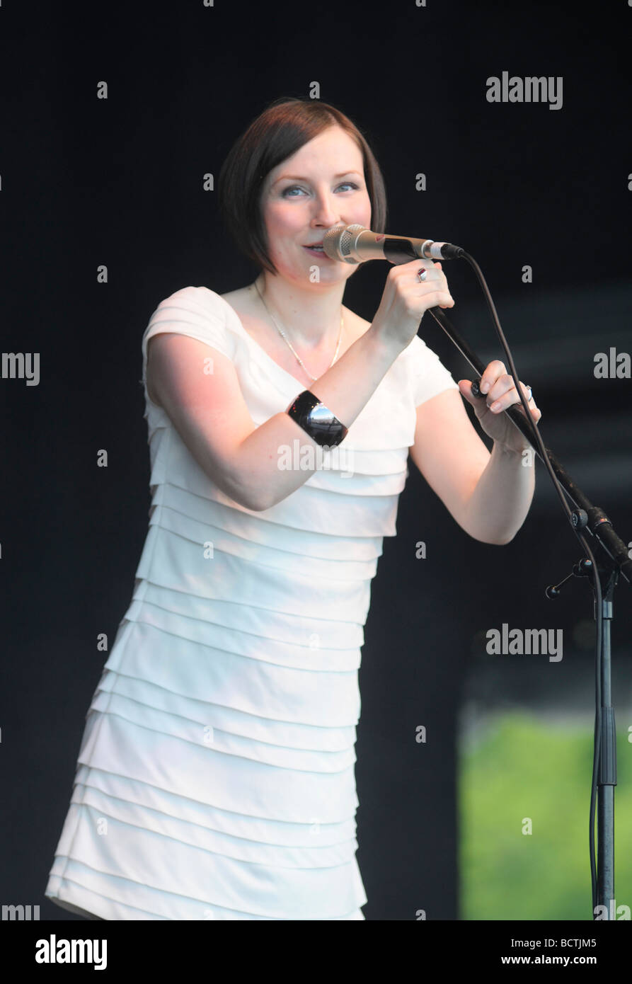 La chanteuse de folk écossais Julie Fowlis joue sur la scène du rassemblement 2009 à Holyrood Park, Edinburgh, Ecosse pour Homecoming Banque D'Images
