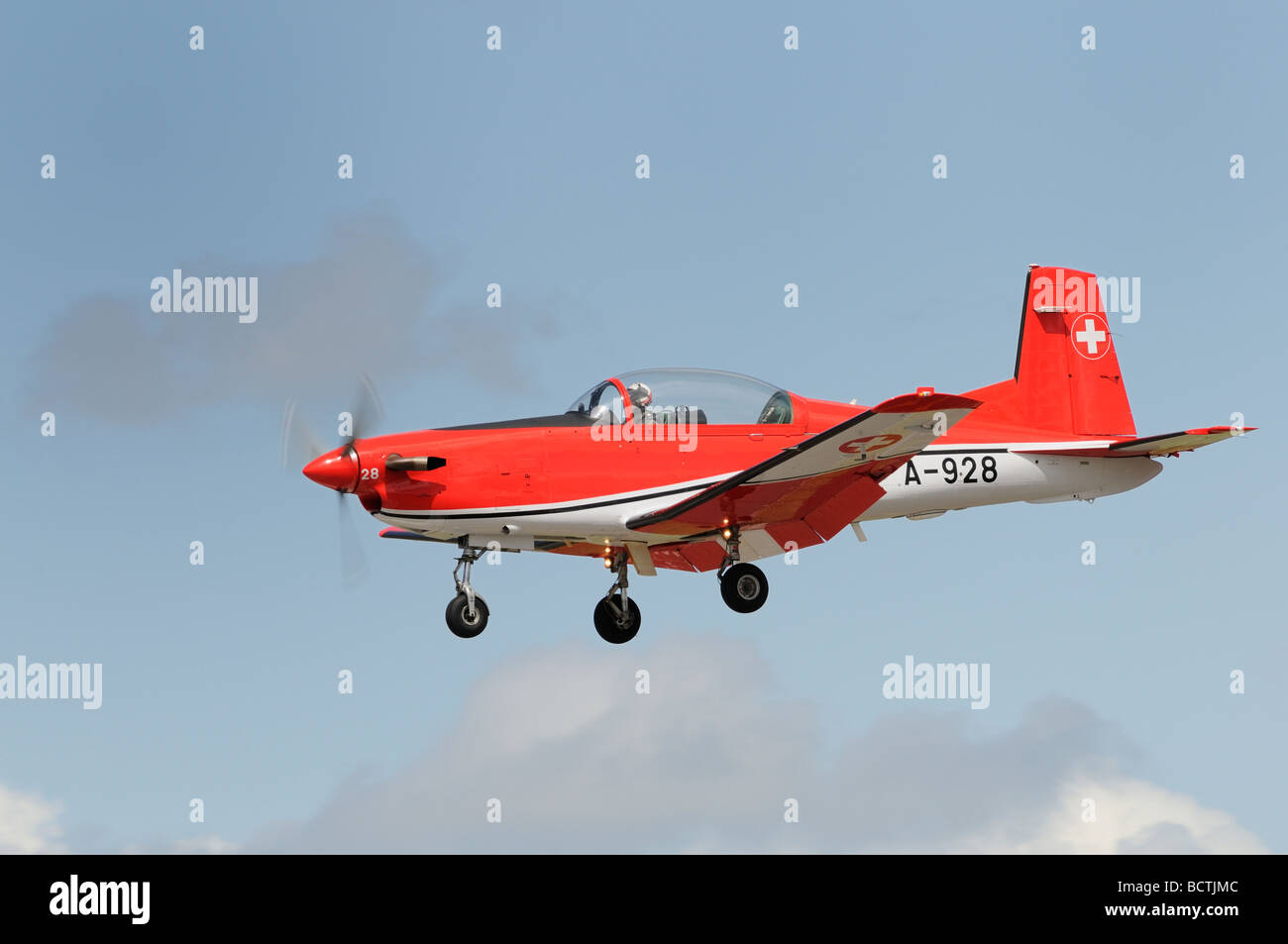 De l'Air suisse PC-7 TEAM trainer en approche finale pour l'atterrissage à Fairford de la RAF, Gloucestershire, Angleterre. Banque D'Images