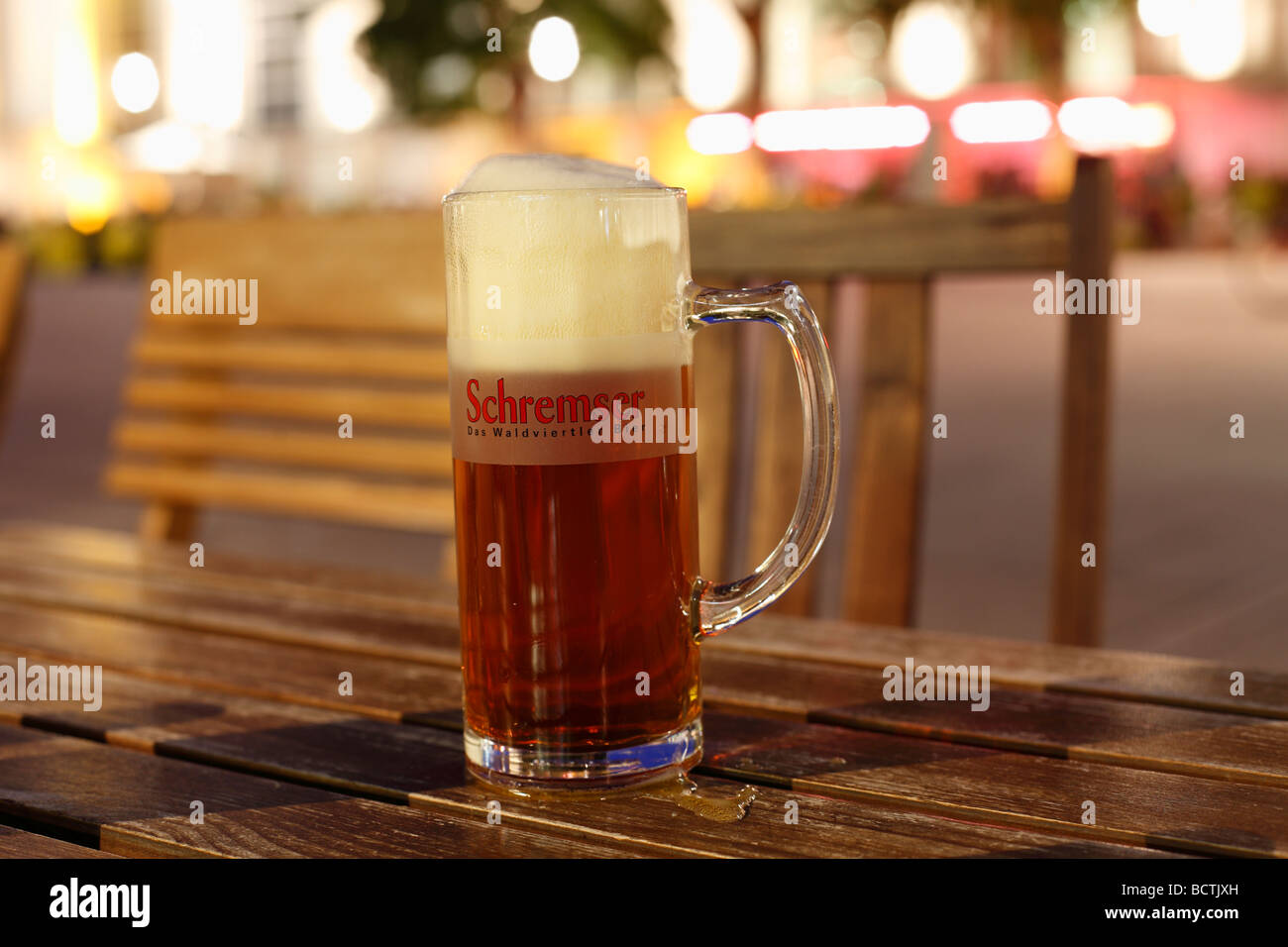 Schremser bière dans un verre de bière, Quartier des musées, Vienne, Autriche, Europe Banque D'Images
