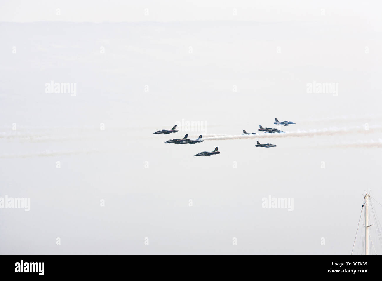 Frecce Tricolori l'équipe italienne acrobatique des avions dans l'instant où la rencontré sur l'air et près de la chaloupe Banque D'Images