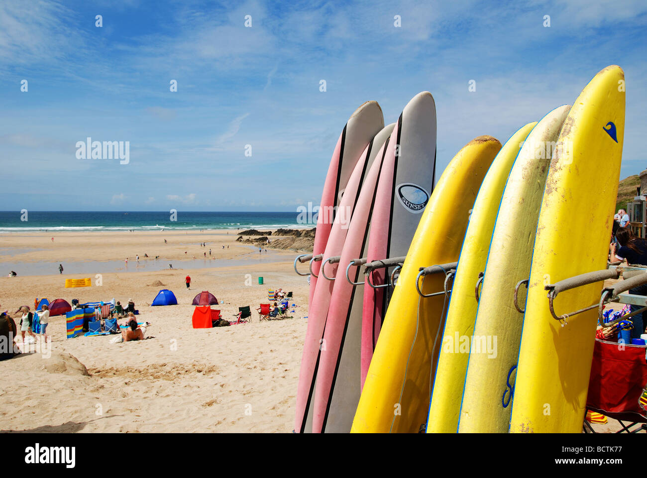 Location de planches de surf à la plage de fistral, Newquay, Cornwall, uk Banque D'Images
