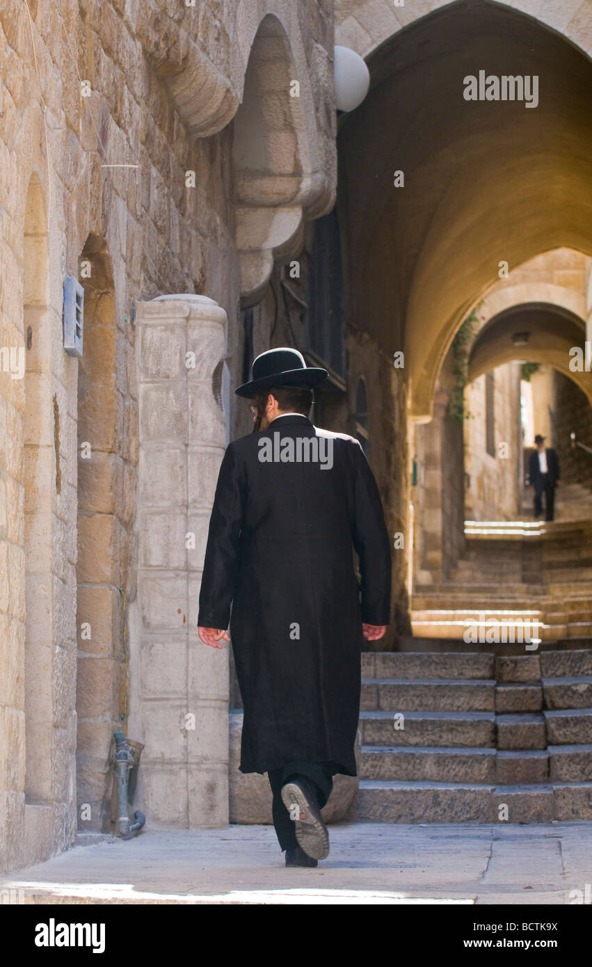 Les juifs orthodoxes de marcher dans la rue de l'ancienne Jérusalem Banque D'Images