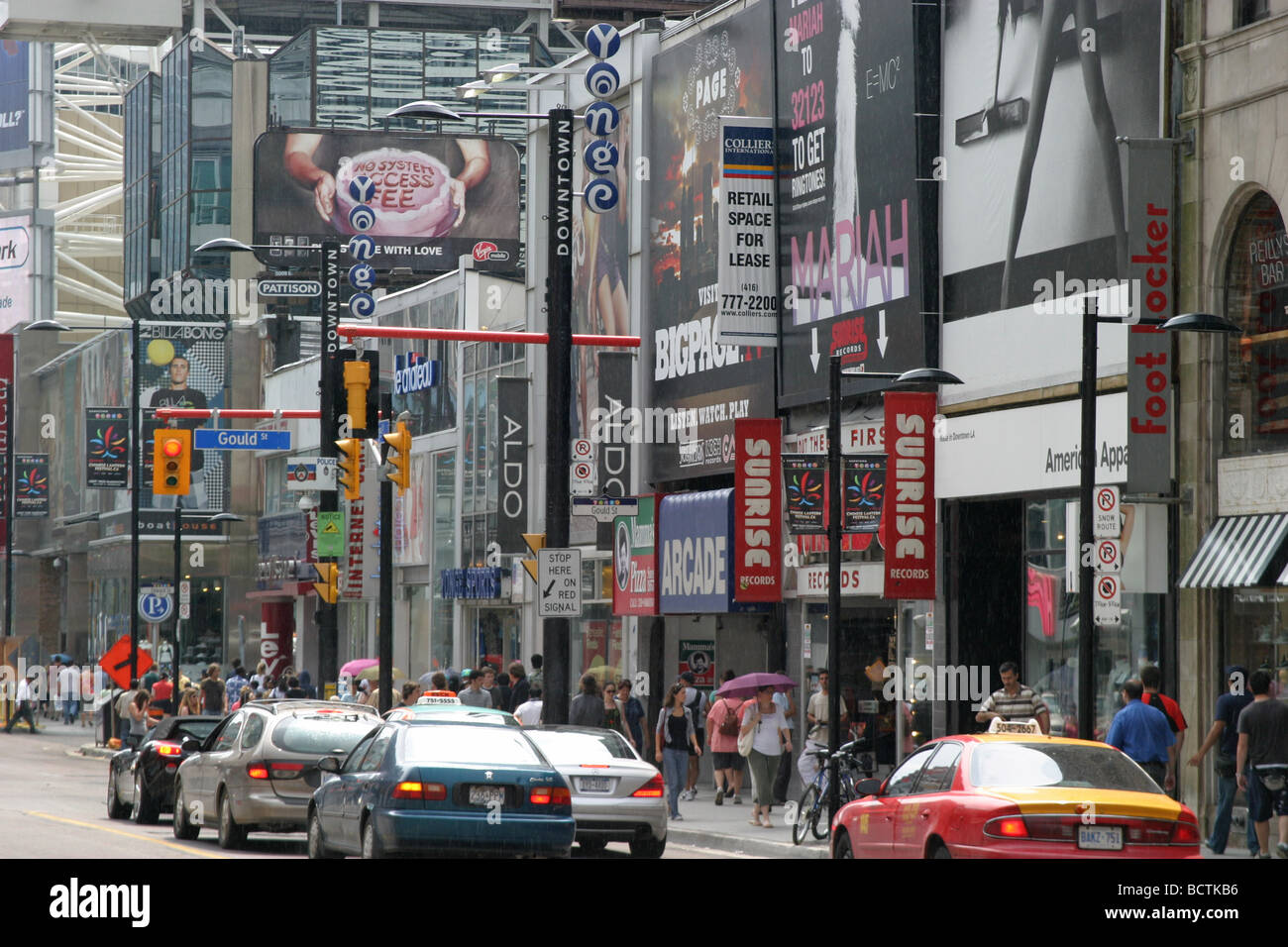 Centre-ville bondé magasin de détail des façades et le trafic de la rue Banque D'Images