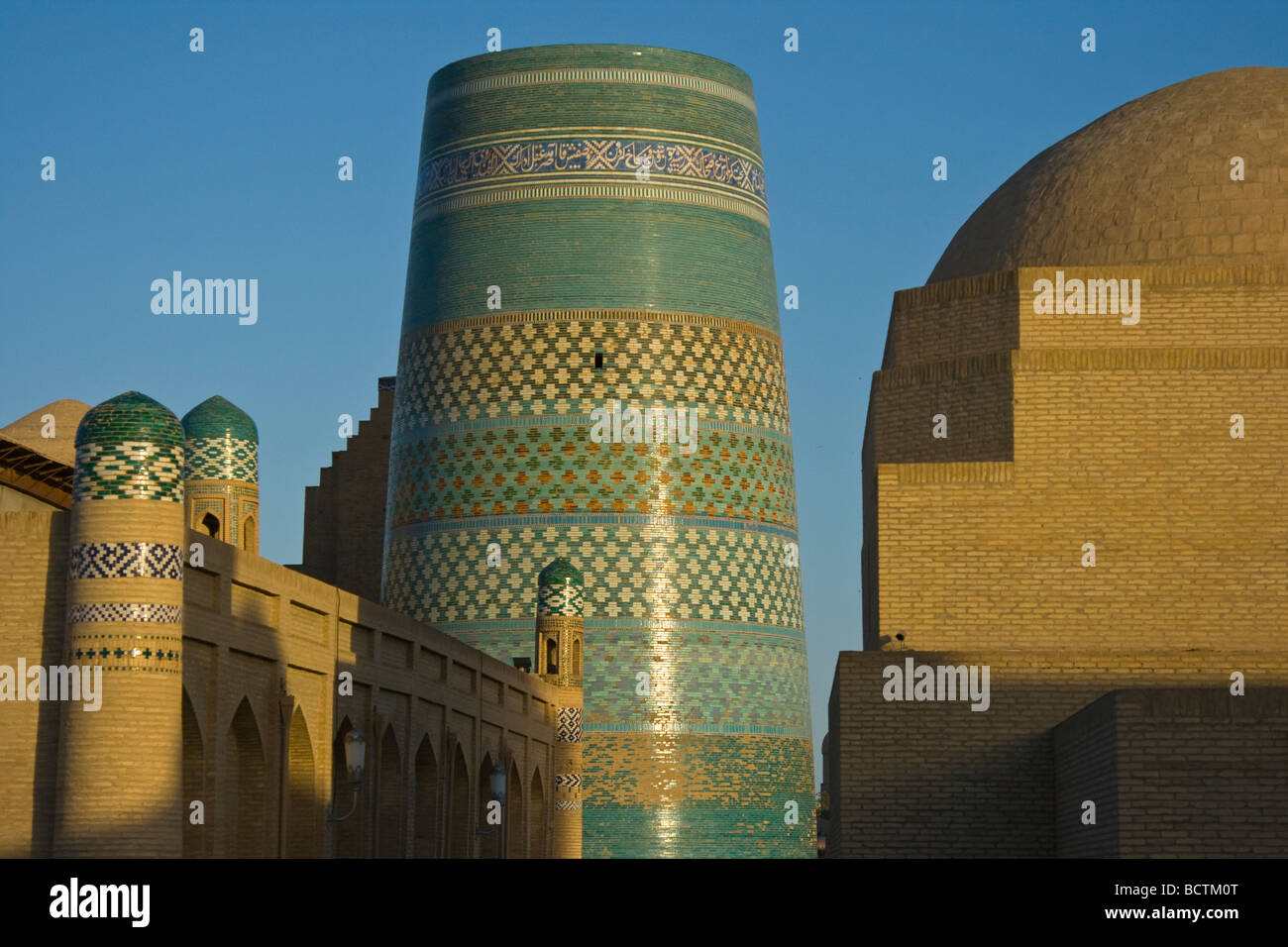 Minaret Kalta Minor à Muhammad Amin Khan Madrassah dans Uzbeksitan Khiva Banque D'Images